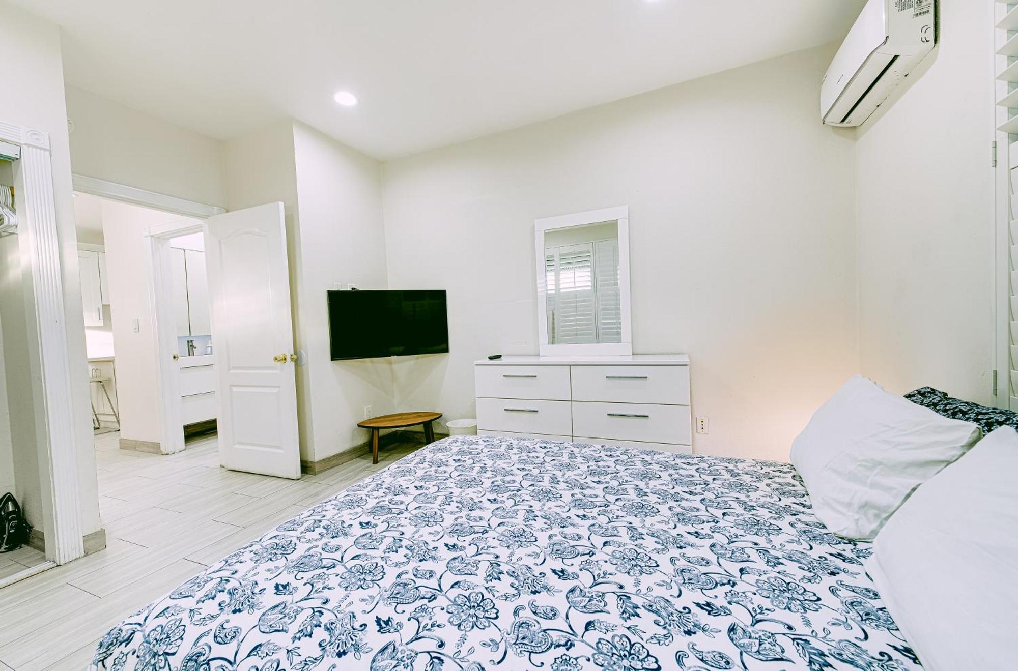Stylish Modern Home, Ac, Parking & Near Fwys Санта-Ана Экстерьер фото