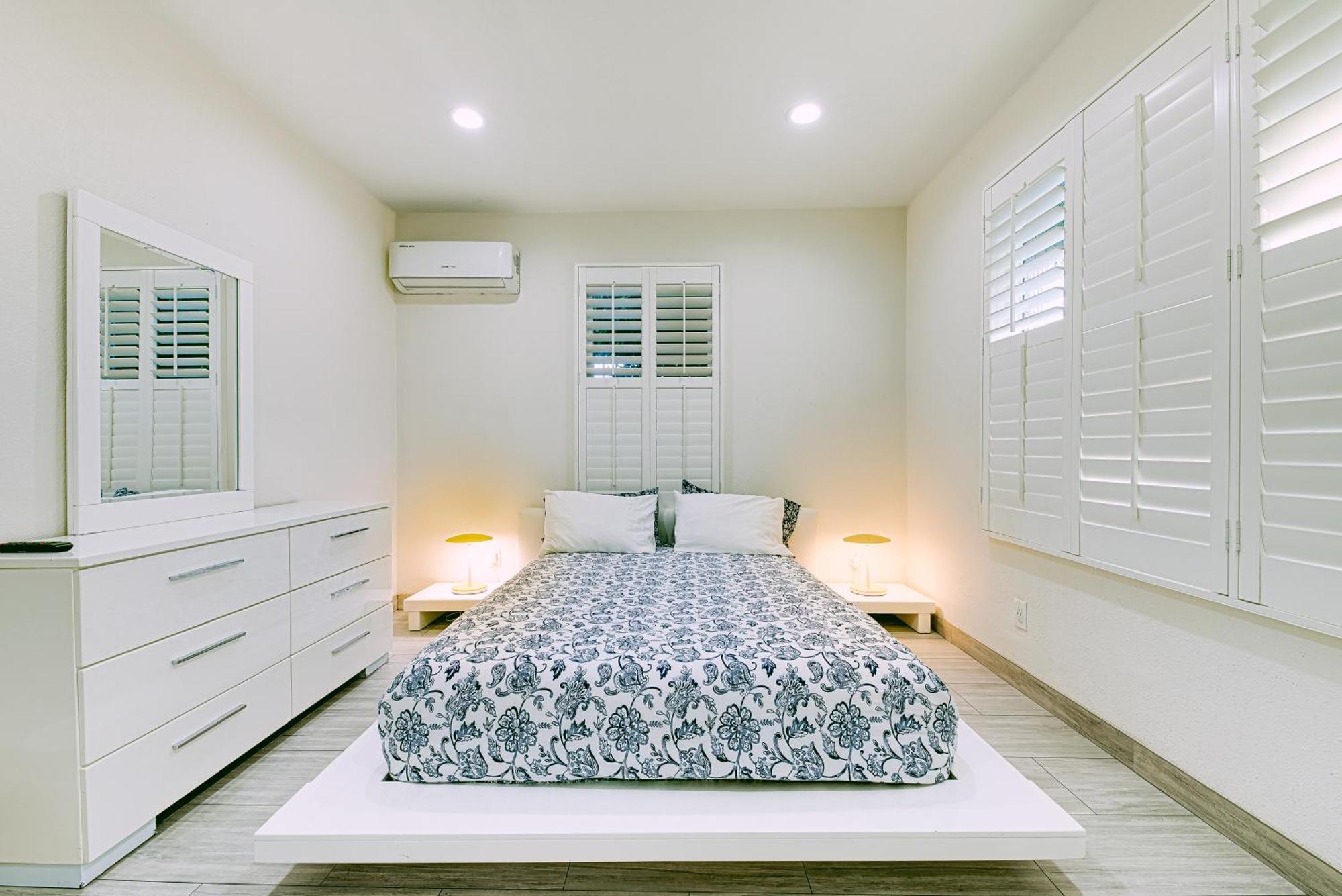 Stylish Modern Home, Ac, Parking & Near Fwys Санта-Ана Экстерьер фото