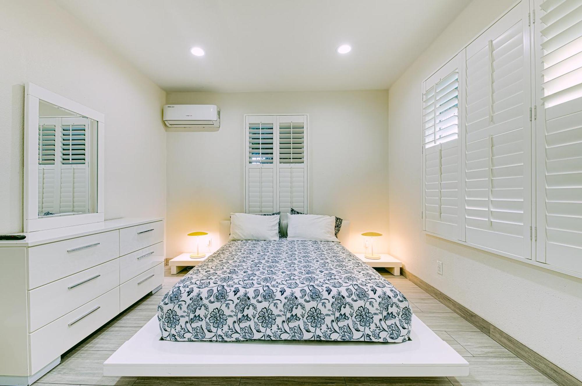 Stylish Modern Home, Ac, Parking & Near Fwys Санта-Ана Экстерьер фото