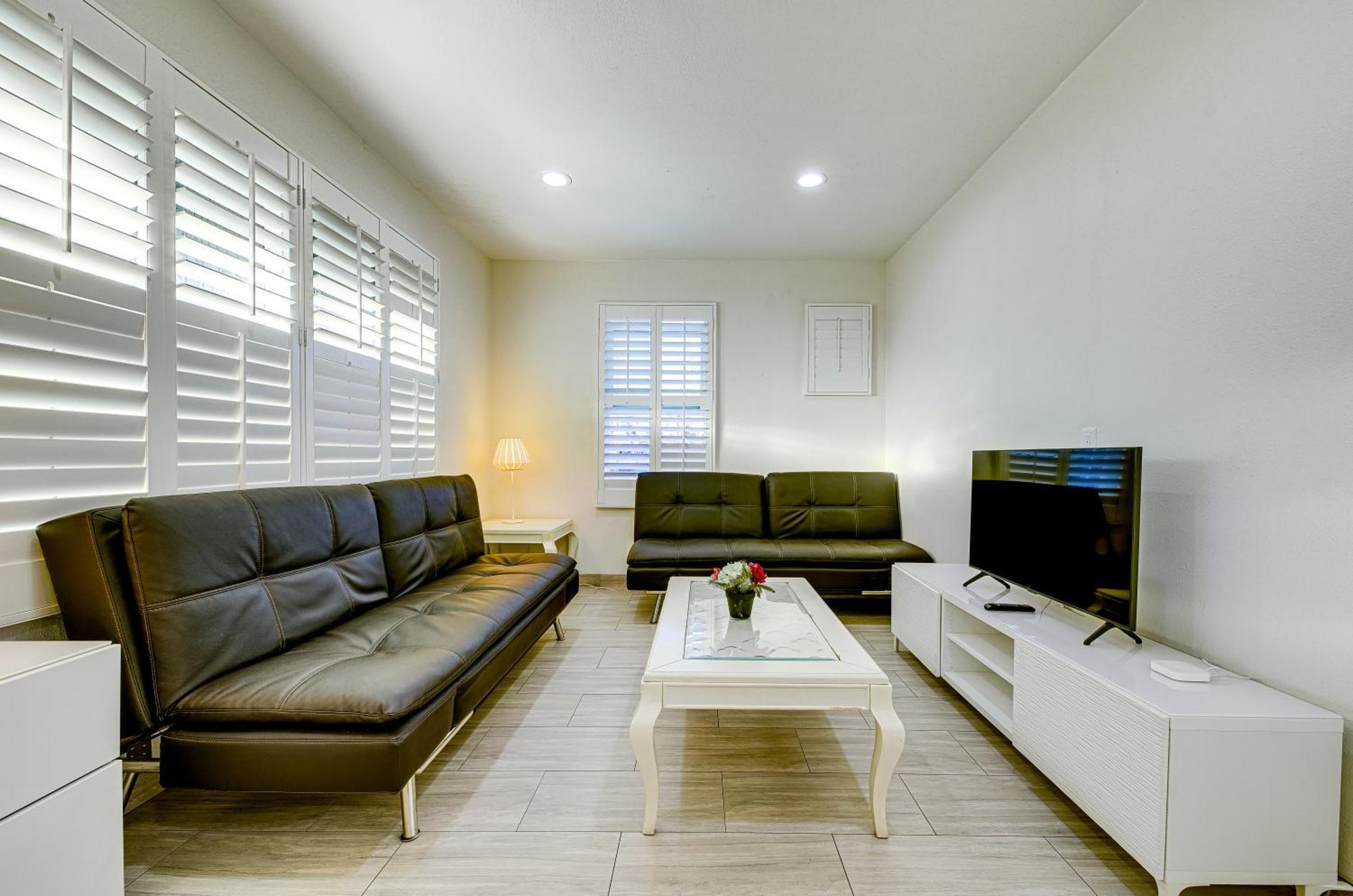 Stylish Modern Home, Ac, Parking & Near Fwys Санта-Ана Экстерьер фото