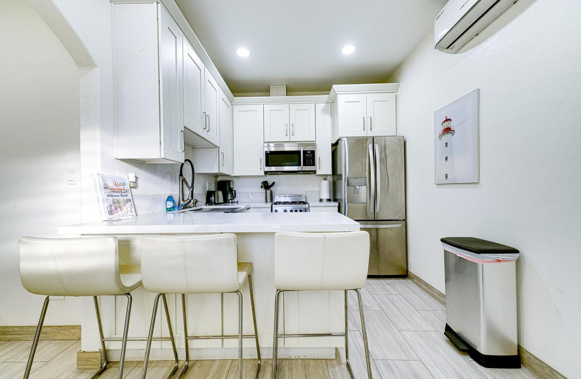 Stylish Modern Home, Ac, Parking & Near Fwys Санта-Ана Экстерьер фото