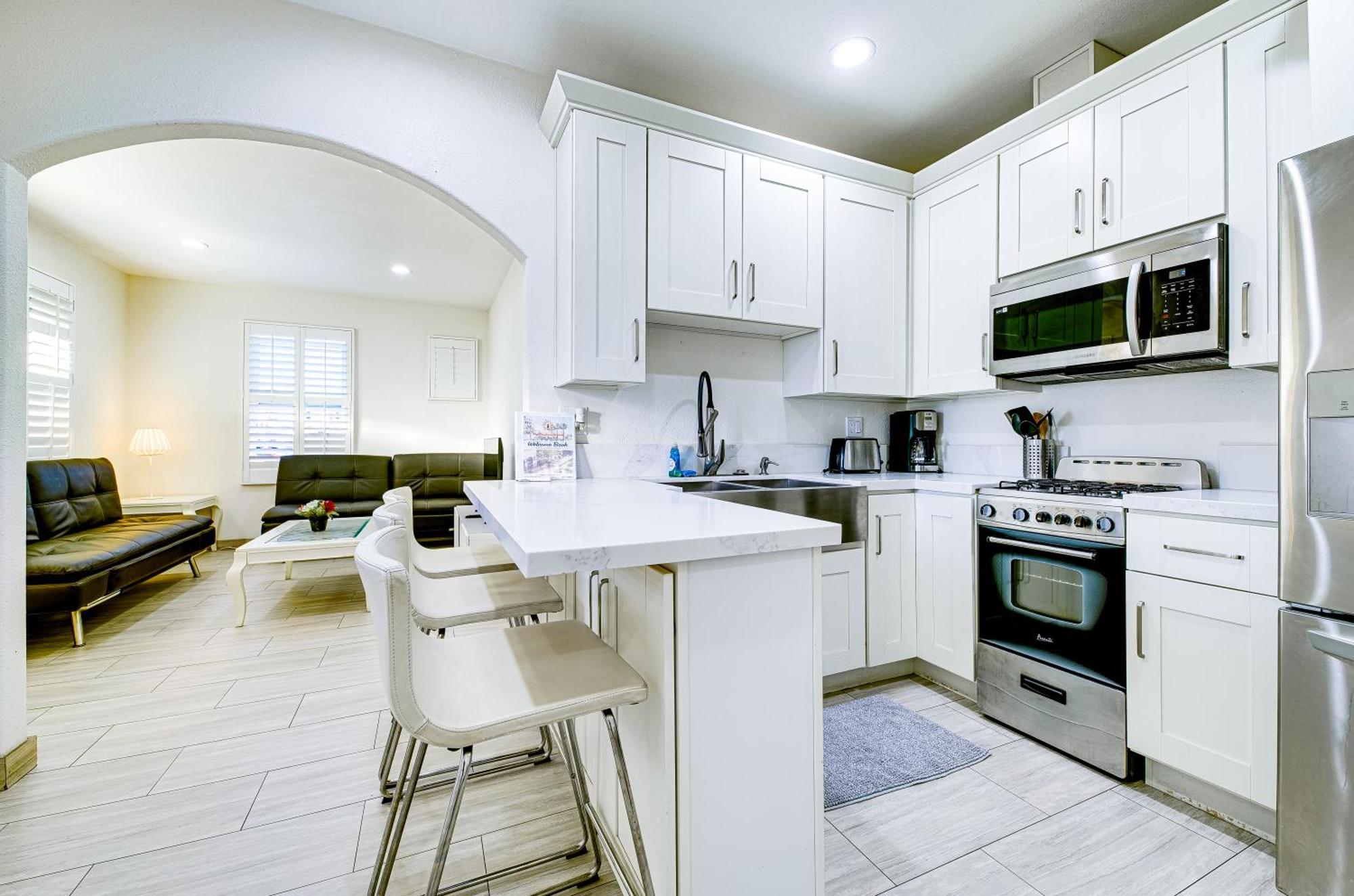 Stylish Modern Home, Ac, Parking & Near Fwys Санта-Ана Экстерьер фото