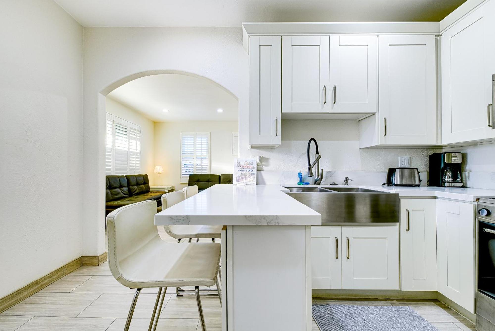 Stylish Modern Home, Ac, Parking & Near Fwys Санта-Ана Экстерьер фото