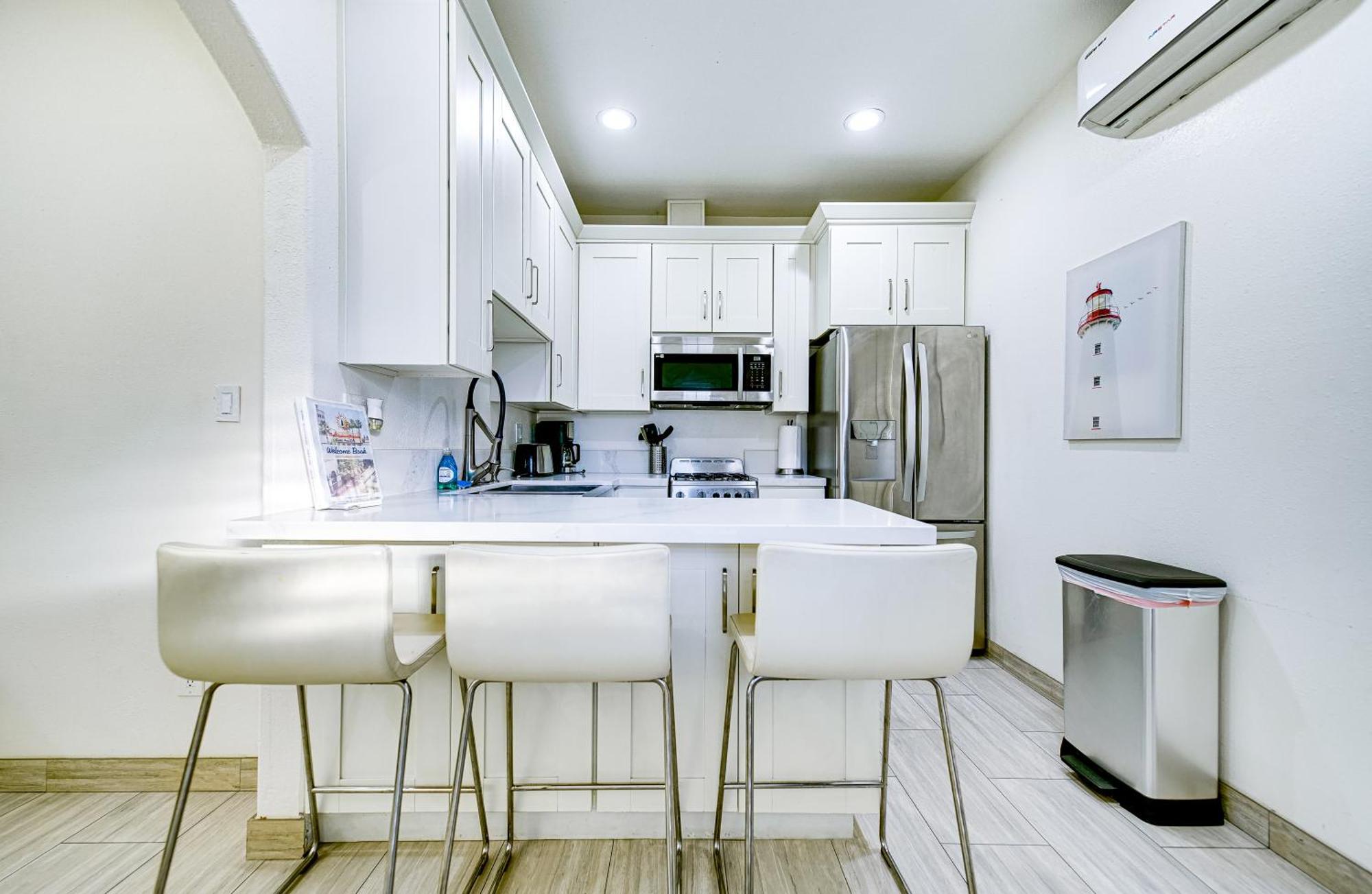 Stylish Modern Home, Ac, Parking & Near Fwys Санта-Ана Экстерьер фото