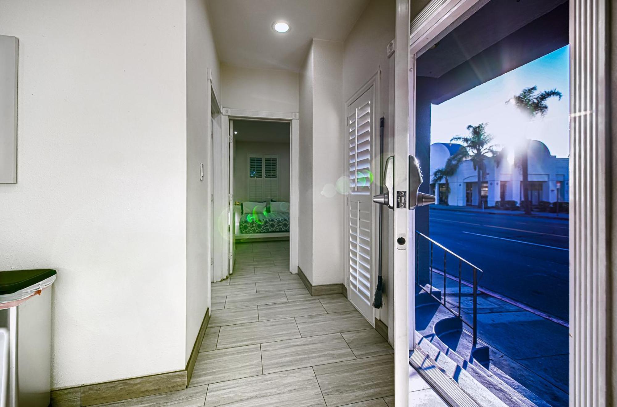 Stylish Modern Home, Ac, Parking & Near Fwys Санта-Ана Экстерьер фото